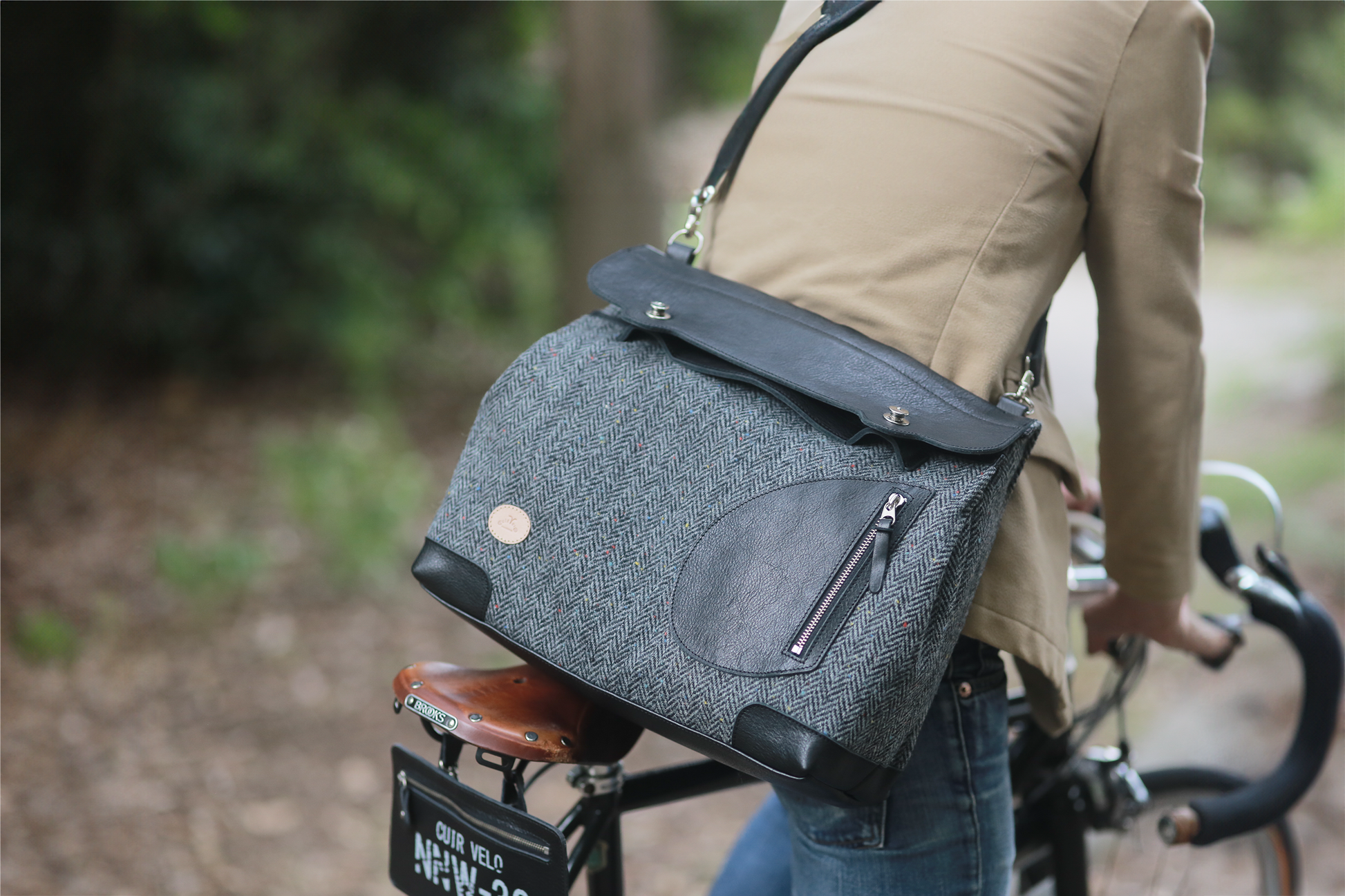 ポストマンバッグ「メッセンジャーポストマン」ハリスツイード 使用イメージ