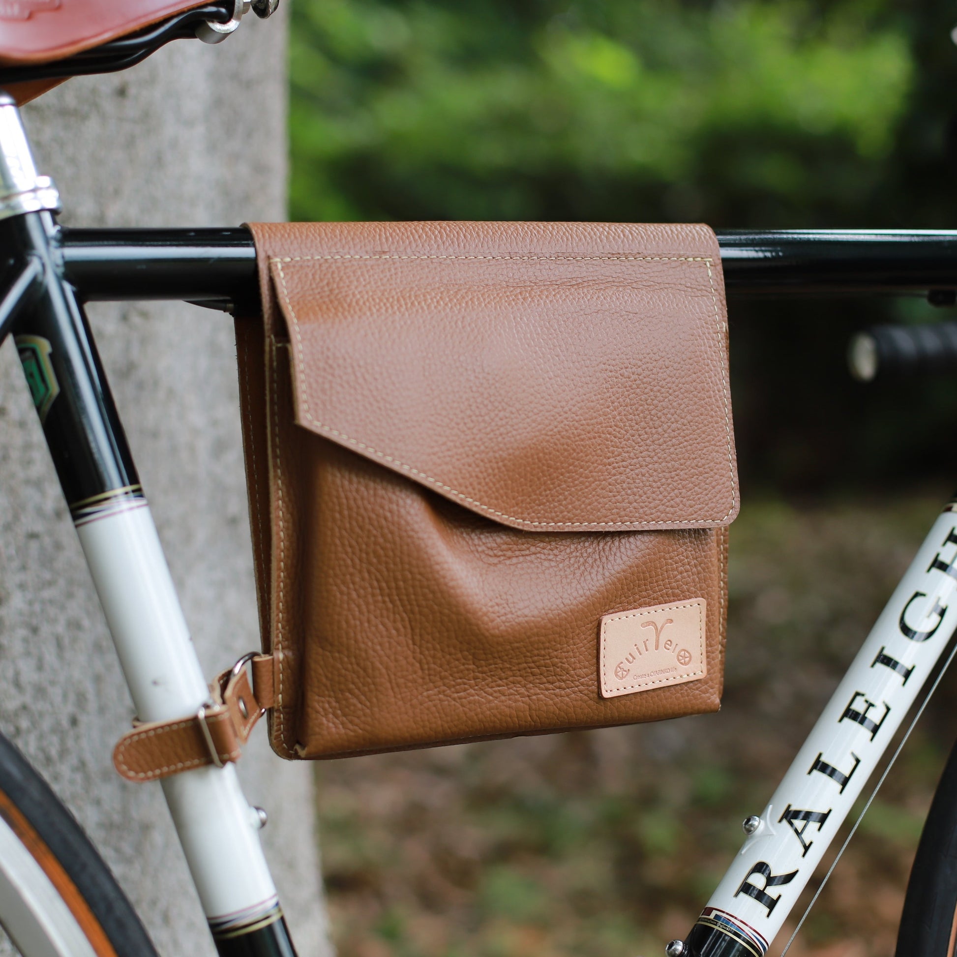 おしゃれなレザーフレームバッグ 自転車用