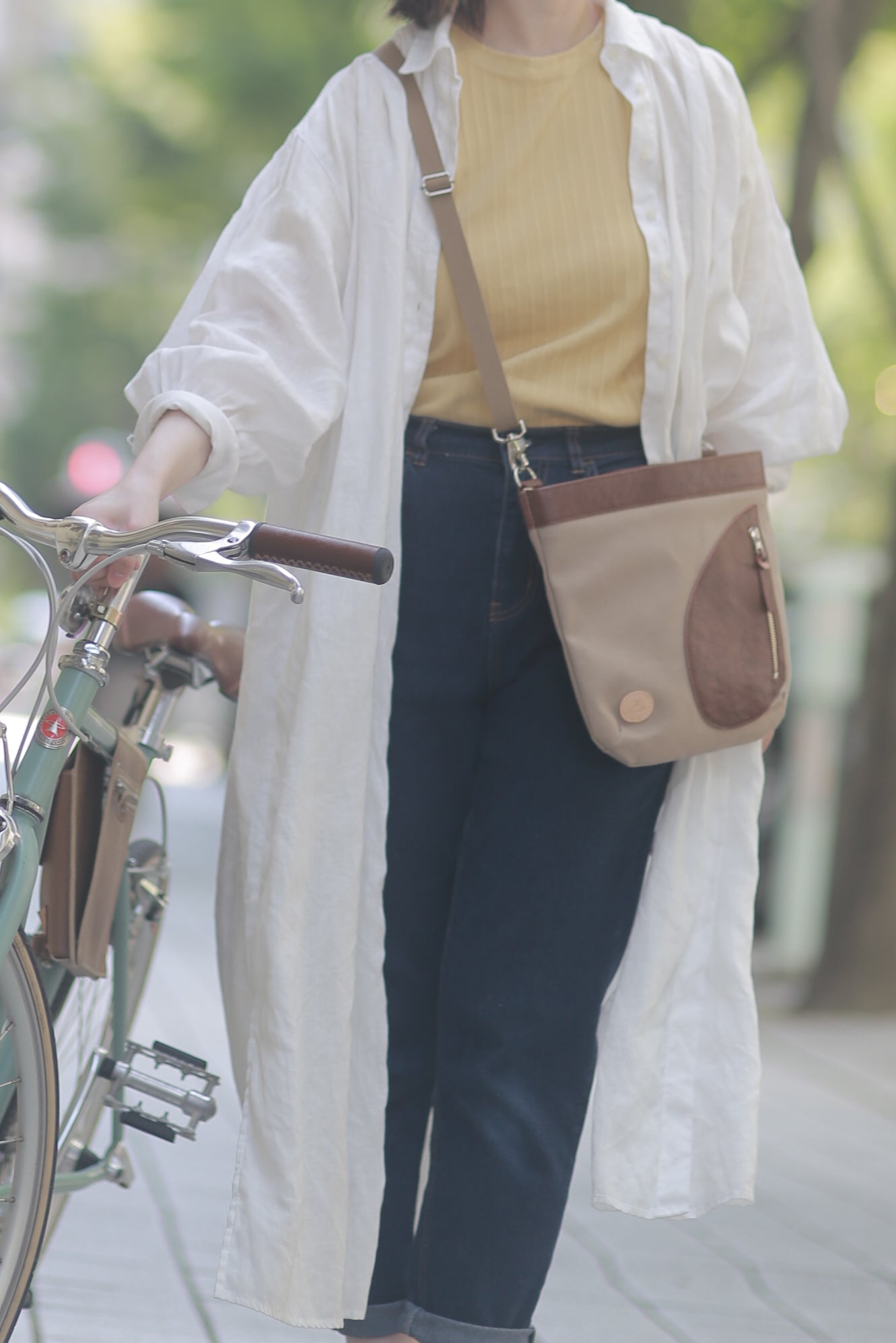 サコッシュ ブラウン×グレージュ着用イメージ