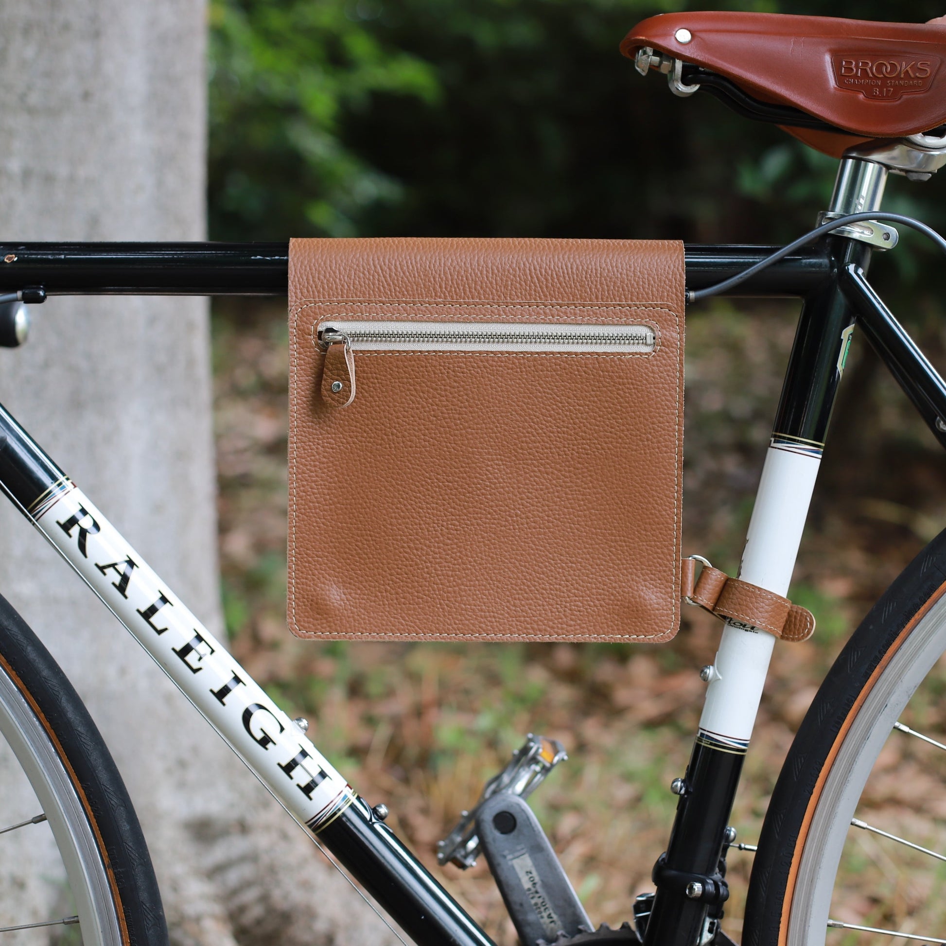 レザーフレームバッグ「charlie」ブラウン背面