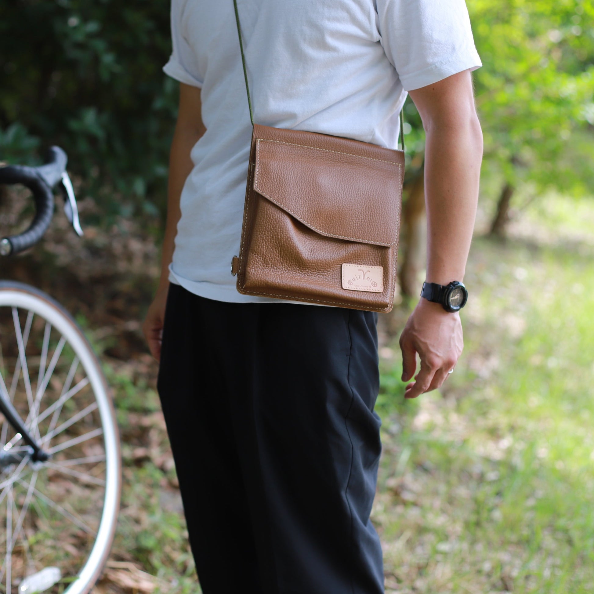 レザーフレームバッグ「charlie」はサコッシュにもなります