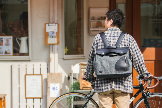 ハリスツイードをまとった横型リュック。新作ポストマンリュックの特設ページを公開しました