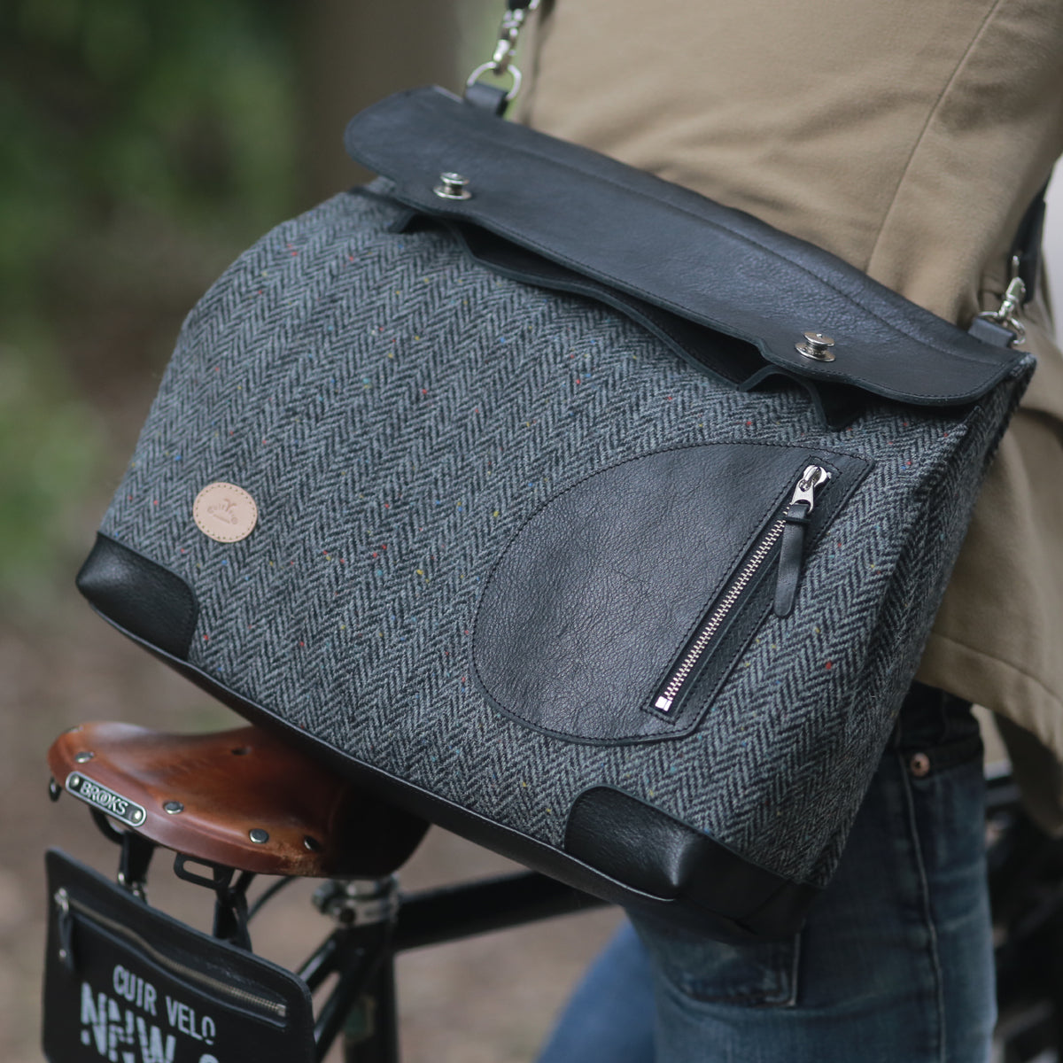 ポストマンバッグ メッセンジャーポストマン  ｜ ハリスツイード 牛革 使用イメージ