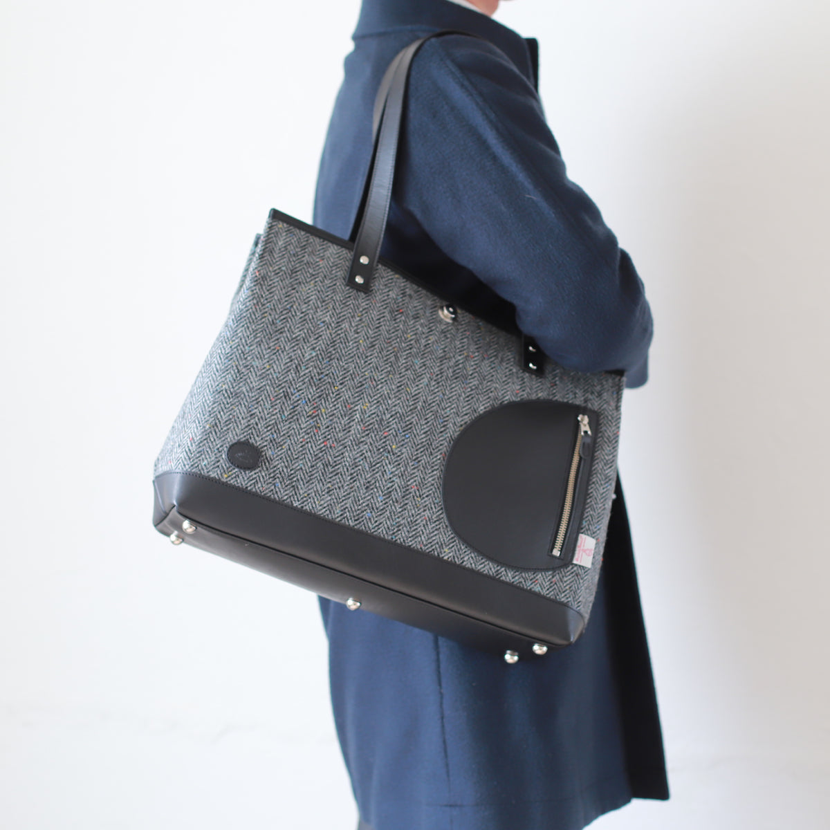 トートバッグ ｜ ハリスツイード 防水牛革 多収納 着用イメージ 男性