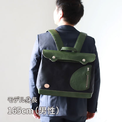 ポストマンリュック ｜ ガバッと開く リュック 横型 帆布 牛革 グリーン×ブラック 着用イメージ 男性