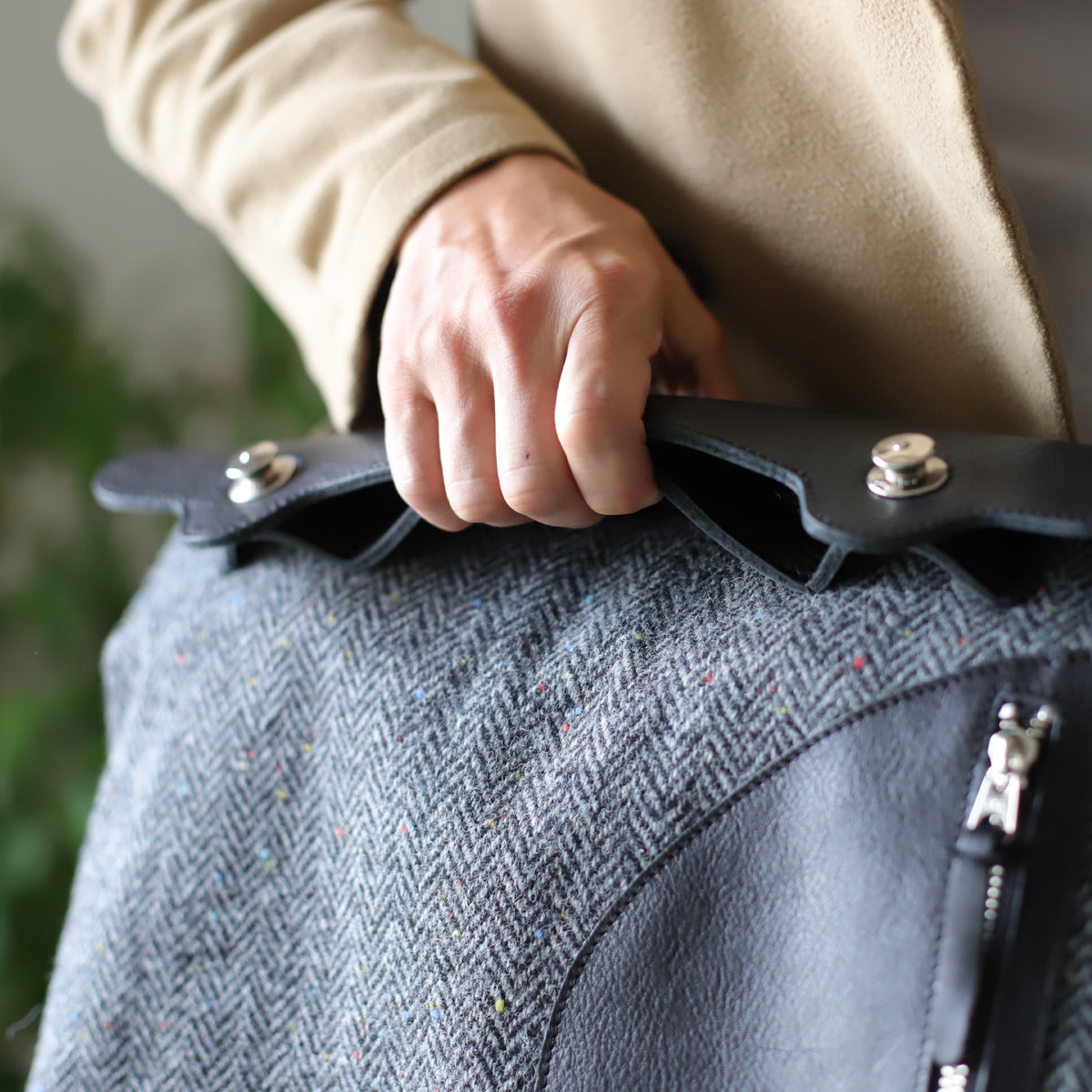 ポストマンバッグ メッセンジャーポストマン  ｜ ハリスツイード 牛革 ハンドル使用イメージ