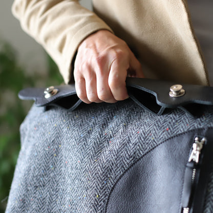 ポストマンバッグ メッセンジャーポストマン  ｜ ハリスツイード 牛革 ハンドル使用イメージ