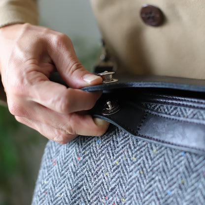 ポストマンバッグ メッセンジャーポストマン  ｜ ハリスツイード 牛革 ドイツホック使用イメージ