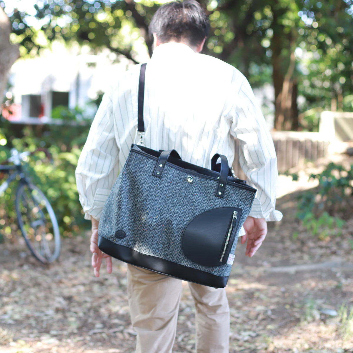 トートバッグ ｜ ハリスツイード 防水牛革 多収納 着用イメージ 男性 ショルダー使用