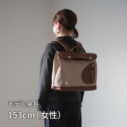 ポストマンリュック ｜ ガバッと開く リュック 横型 帆布 牛革 ブラウン×グレージュ 着用イメージ 女性