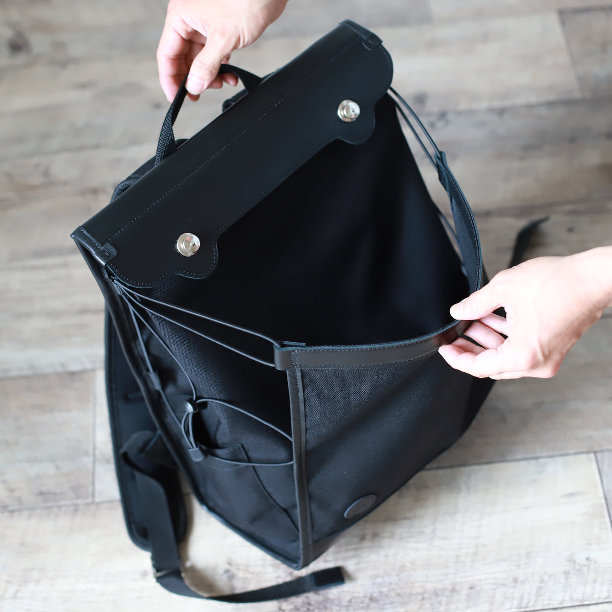 DUOリトルカーゴリュック ｜ CORDURA® 防水牛革 ヘルメットが入る ブラック 使用シーン 外部 ポケット