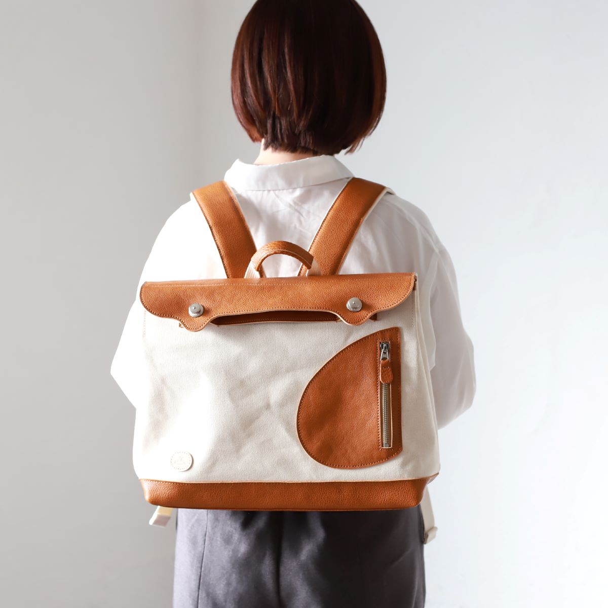 ポストマンリュック ｜ ガバッと開く リュック 横型 帆布 牛革