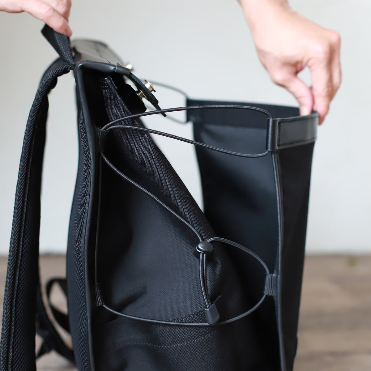 DUOリトルカーゴリュック ｜ CORDURA® 防水牛革 ヘルメットが入る ブラック 外部ポケット サイドビュー