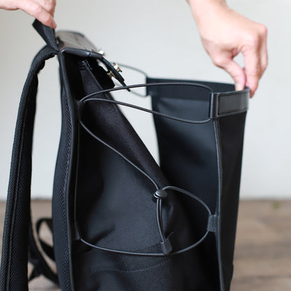 DUOリトルカーゴリュック ｜ CORDURA® 防水牛革 ヘルメットが入る ブラック 外部ポケット サイドビュー
