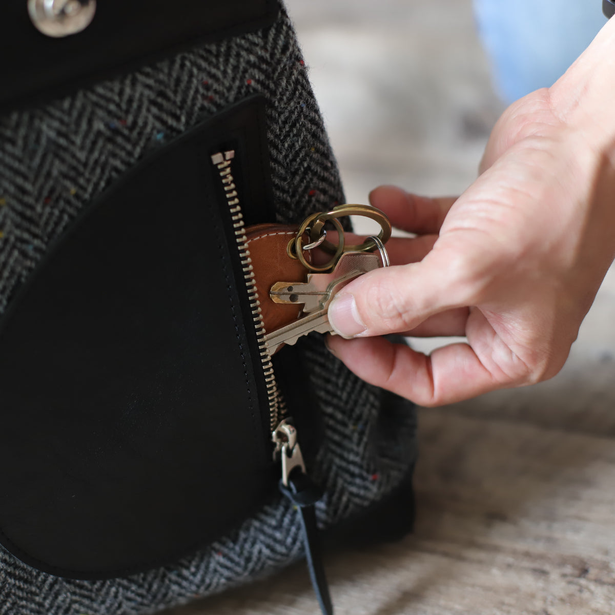 ポストマンバッグ リトルポストマン ハリスツイード 牛革 Dポケット