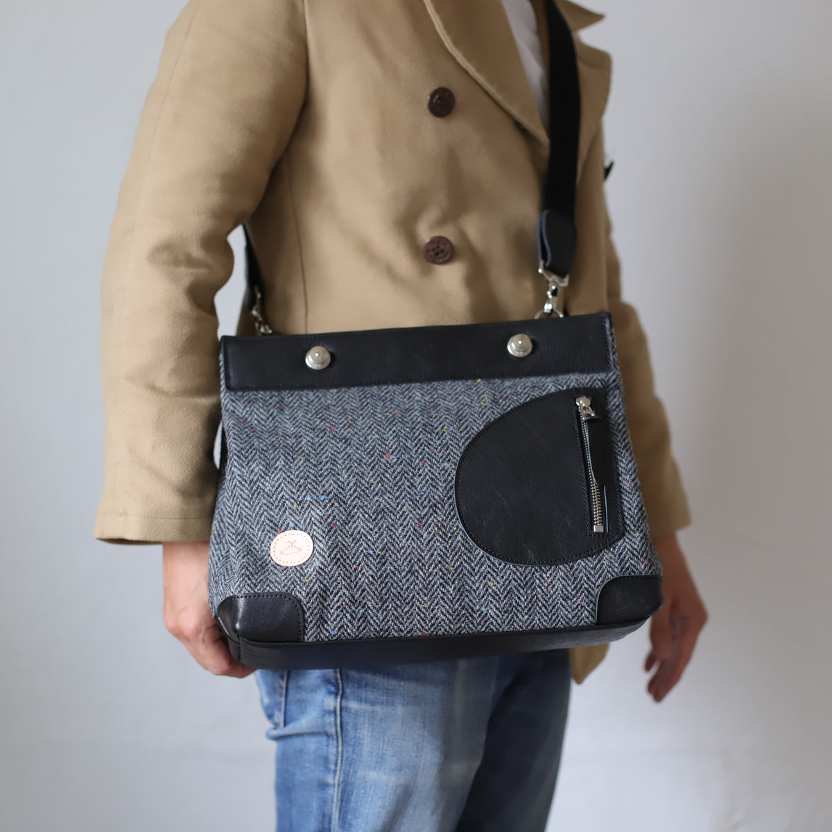 ポストマンバッグ リトルポストマン ハリスツイード 牛革 使用イメージ