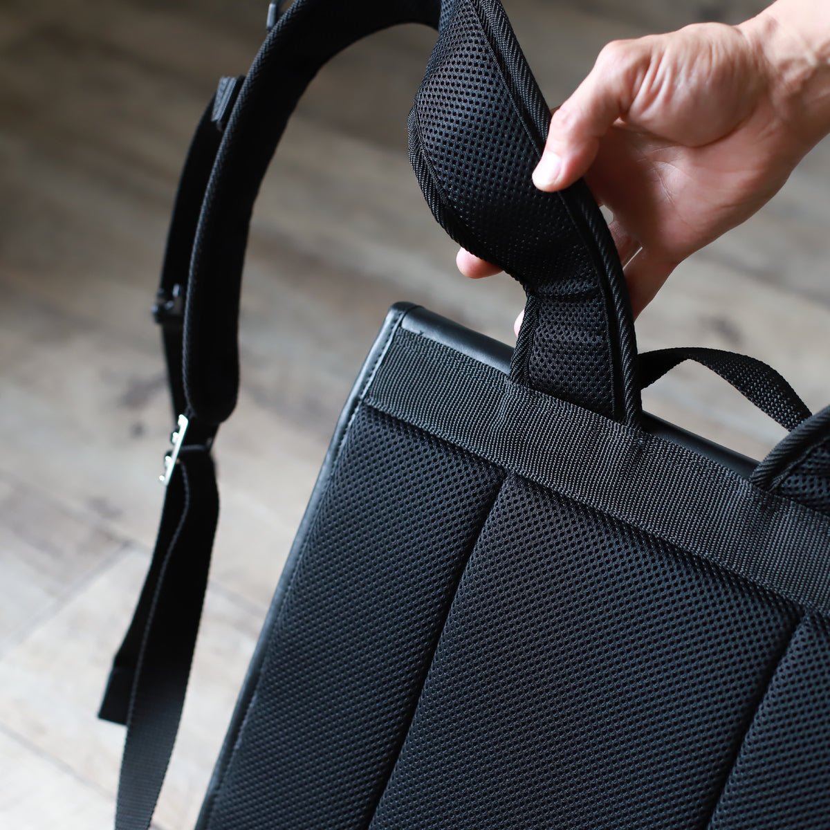 DUOリトルカーゴリュック ｜ CORDURA® 防水牛革 ヘルメットが入る ブラック ショルダー メッシュ