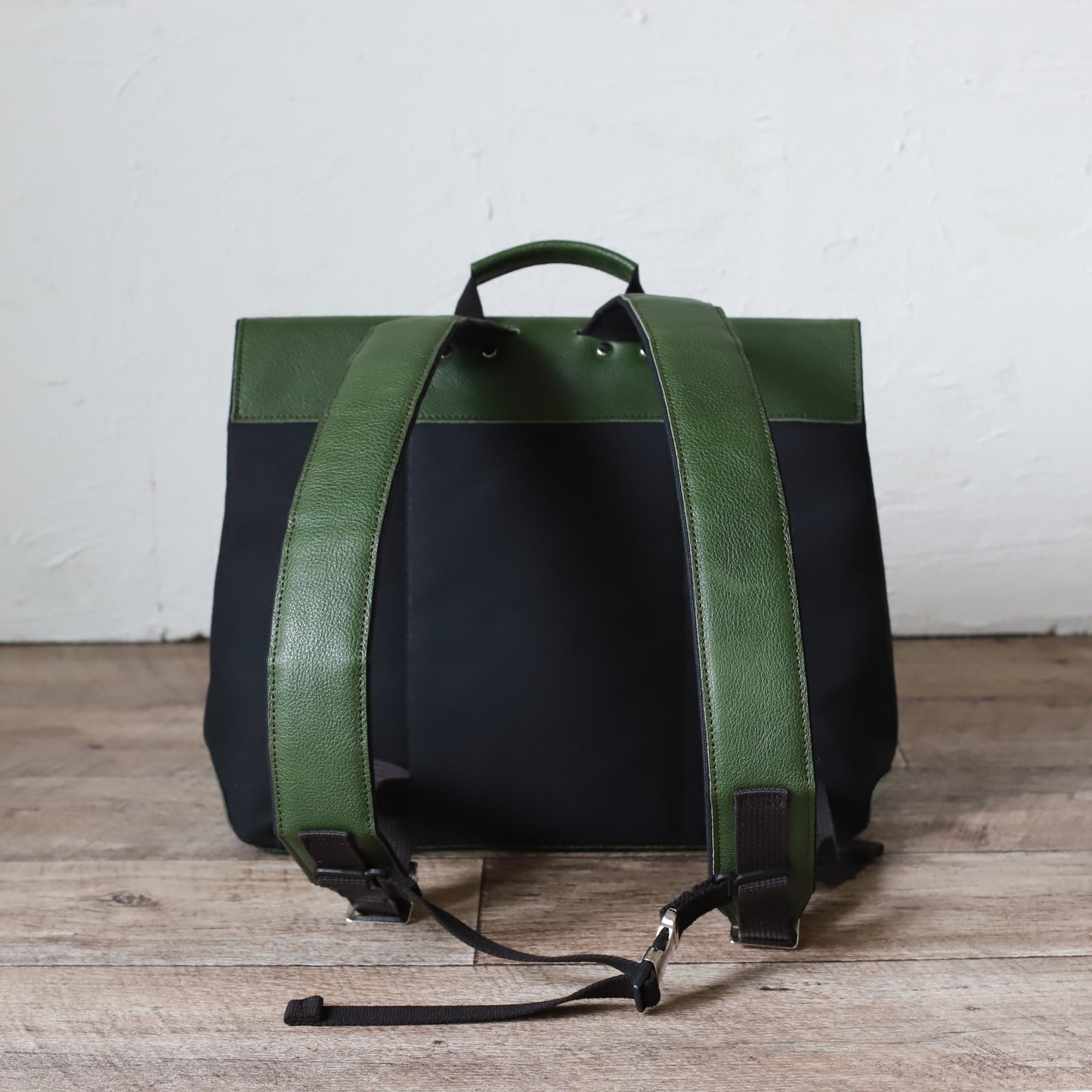 ポストマンリュック ｜ ガバッと開く リュック 横型 帆布 牛革 グリーン×ブラック 背面