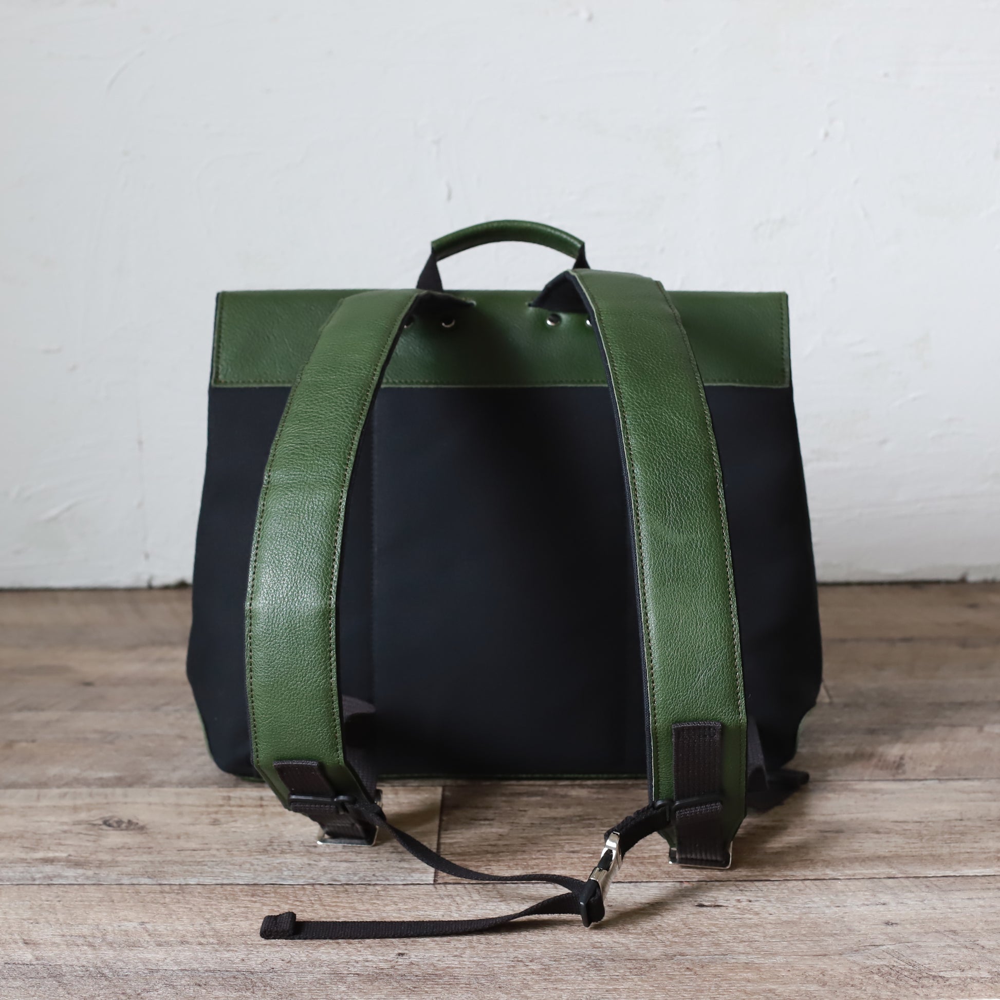 ポストマンリュック ｜ ガバッと開く リュック 横型 帆布 牛革 グリーン×ブラック 背面