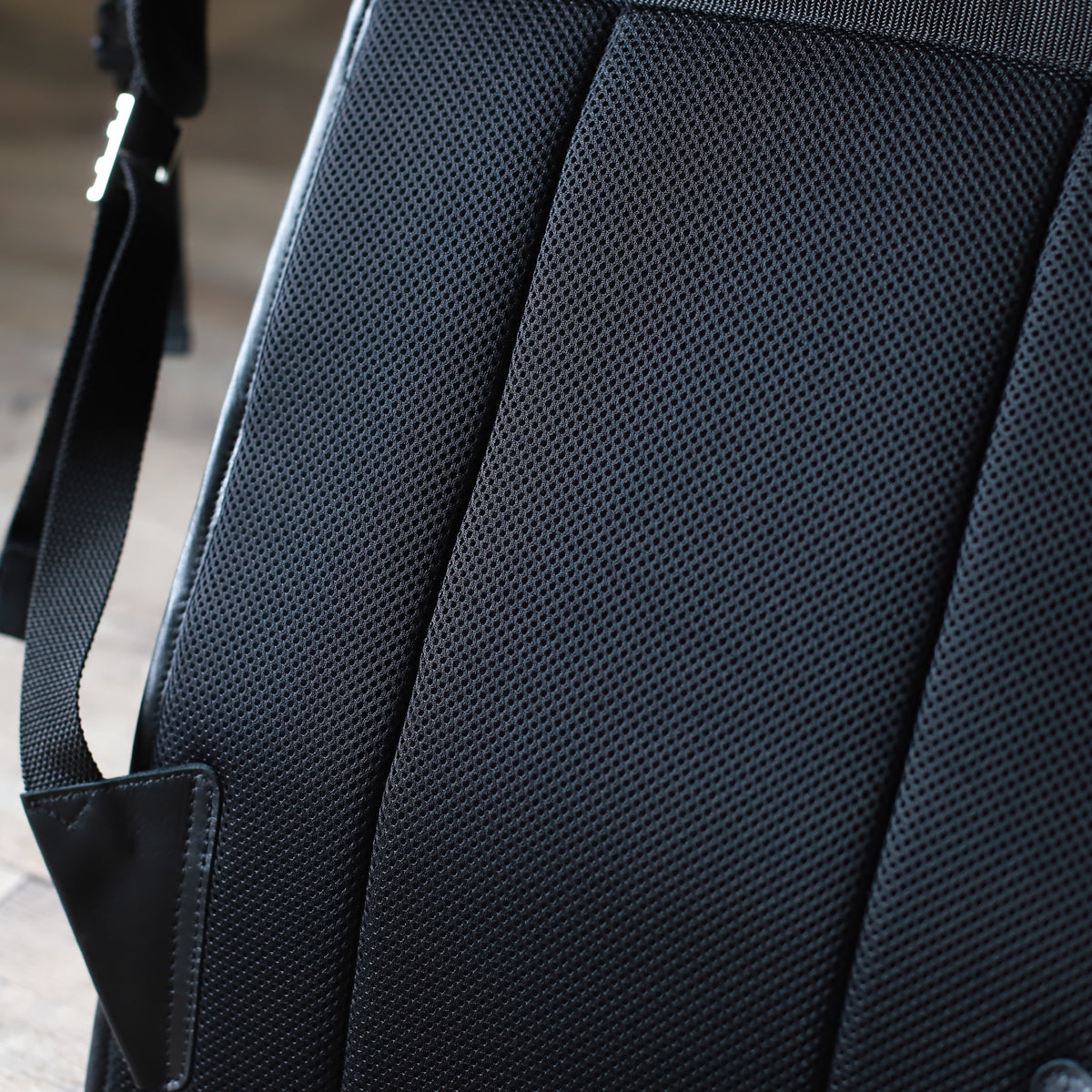 DUOリトルカーゴリュック ｜ CORDURA® 防水牛革 ヘルメットが入る ブラック 背面 メッシュ