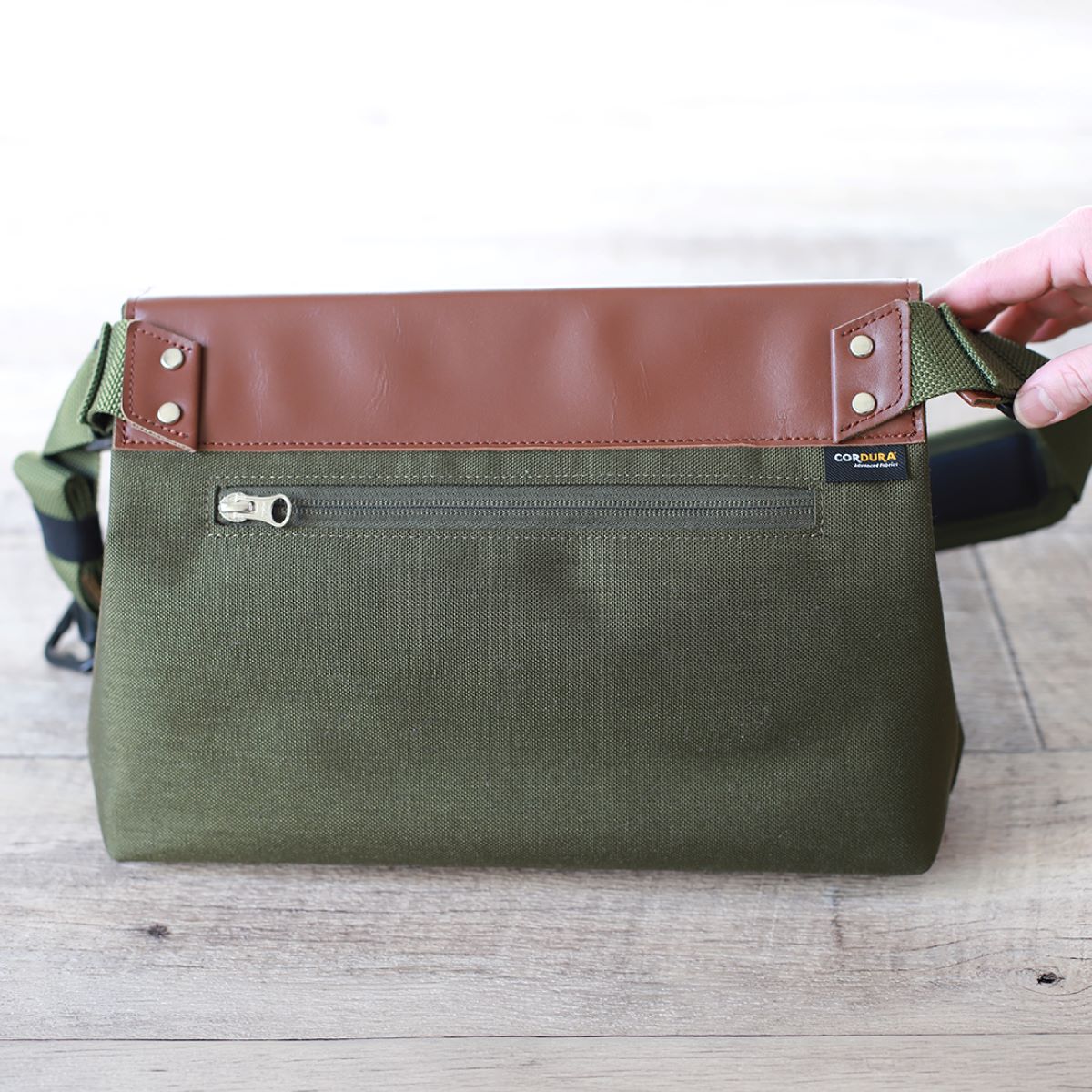 スリングバッグ スリングポストマン ｜ CORDURA® 防水牛革 ズレにくい