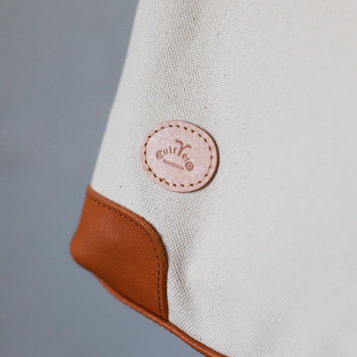 ポストマンバッグ「メッセンジャーポストマン」のCuirVeloロゴパッチ