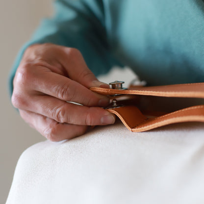 ポストマンバッグ「メッセンジャーポストマン」のドイツホック 使用シーン 閉じる