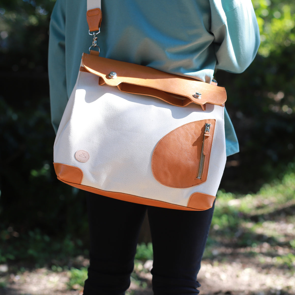 ポストマンバッグ「メッセンジャーポストマン」キャメル×オフホワイト 着用イメージ