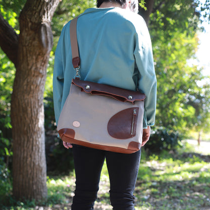 ポストマンバッグ「メッセンジャーポストマン」 ブラウン×グレージュ 着用イメージ 男性