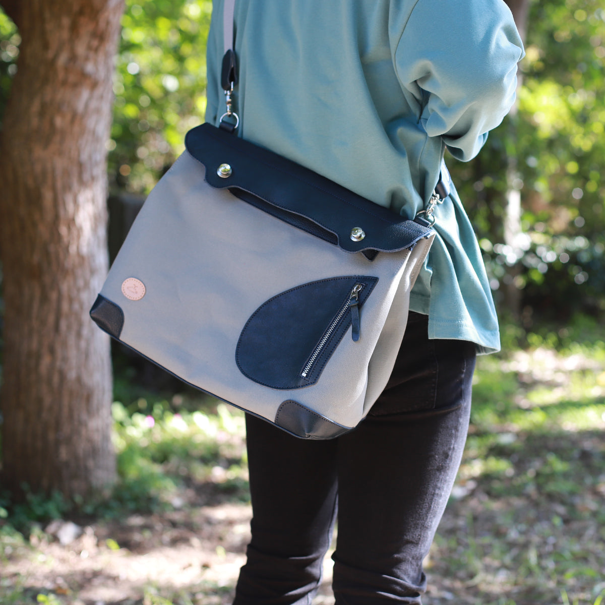 ポストマンバッグ「メッセンジャーポストマン」 ネイビー×グレー 着用イメージ 男性