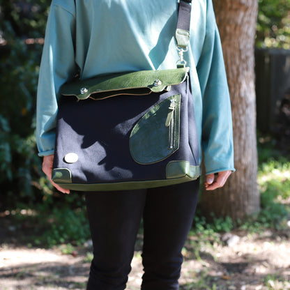 ポストマンバッグ「メッセンジャーポストマン」 グリーン×ブラック 着用イメージ 男性