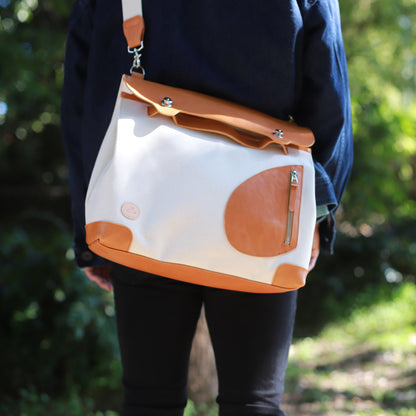 ポストマンバッグ「メッセンジャーポストマン」 キャメル×オフホワイト 着用イメージ 男性 公園