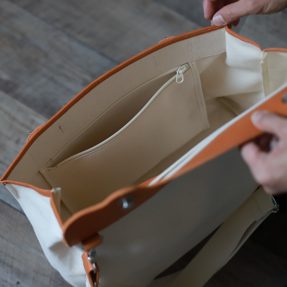 ポストマンバッグ「メッセンジャーポストマン」の内装 内装ポケット 開く