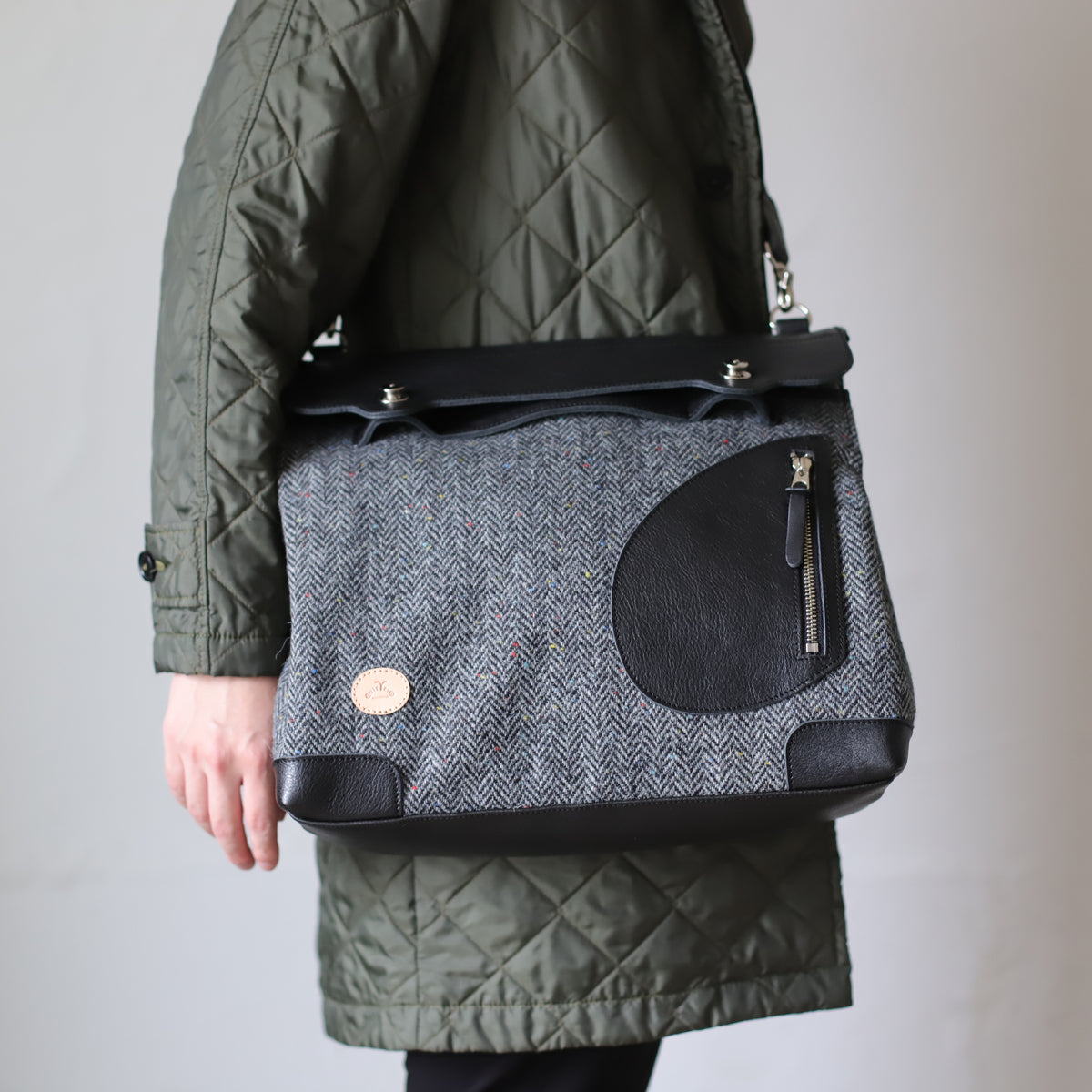 ポストマンバッグ メッセンジャーポストマン  ｜ ハリスツイード 牛革 使用イメージ02