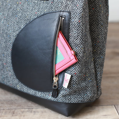 トートバッグ ｜ ハリスツイード 防水牛革 多収納 Dポケット 使用イメージ