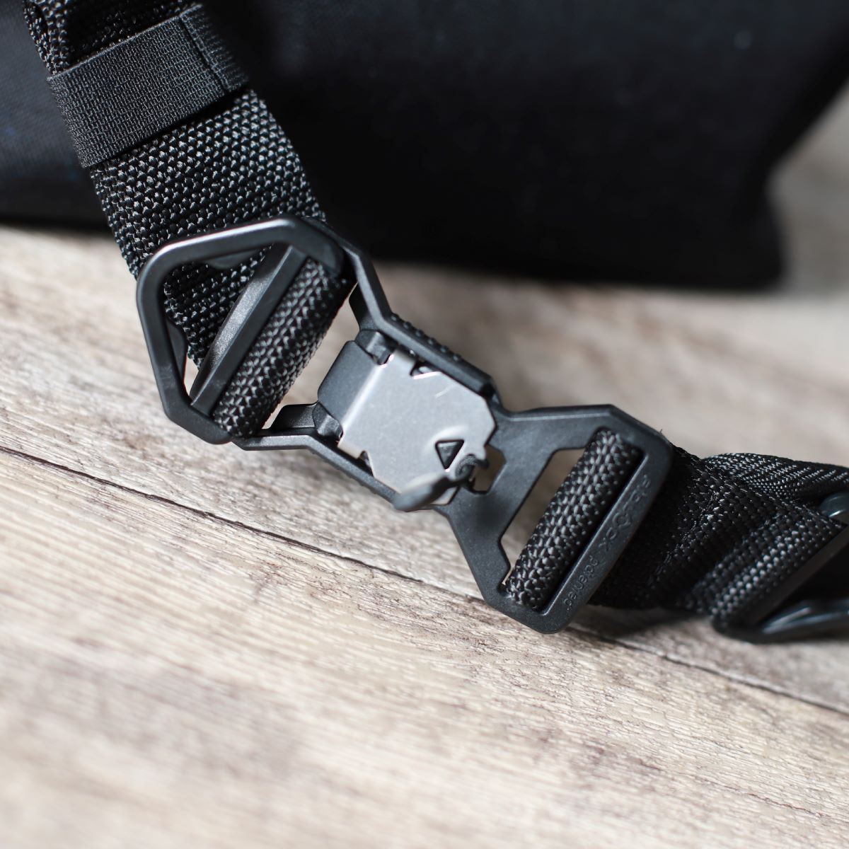 スリングバッグ スリングポストマン ｜ CORDURA® 防水牛革 ズレにくい