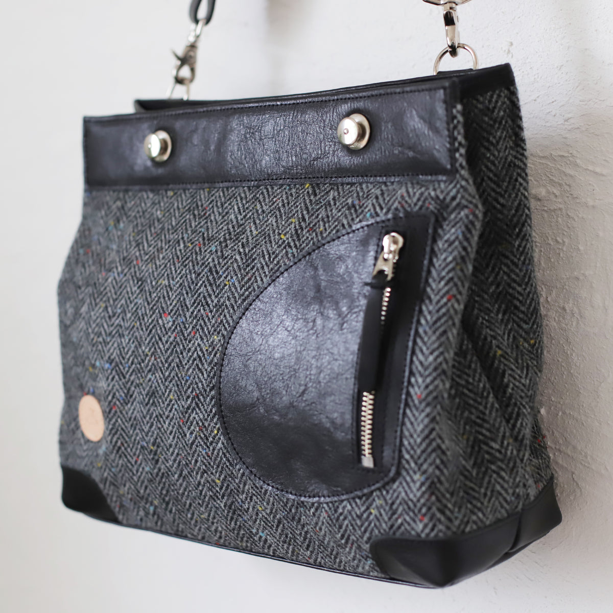 ポストマンバッグ リトルポストマン ハリスツイード 牛革 斜めからのビュー