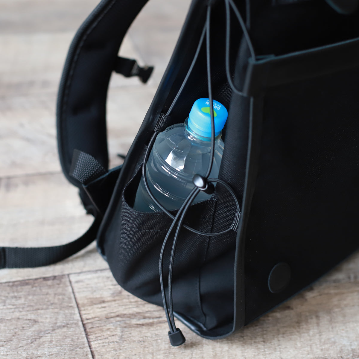 DUOリトルカーゴリュック ｜ CORDURA® 防水牛革 ヘルメットが入る ブラック サイドポケット