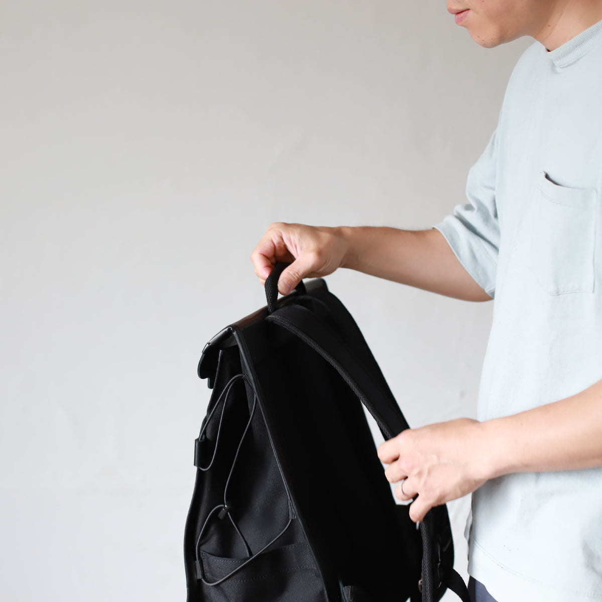 DUOリトルカーゴリュック ｜ CORDURA® 防水牛革 ヘルメットが入る ブラック 使用シーン 