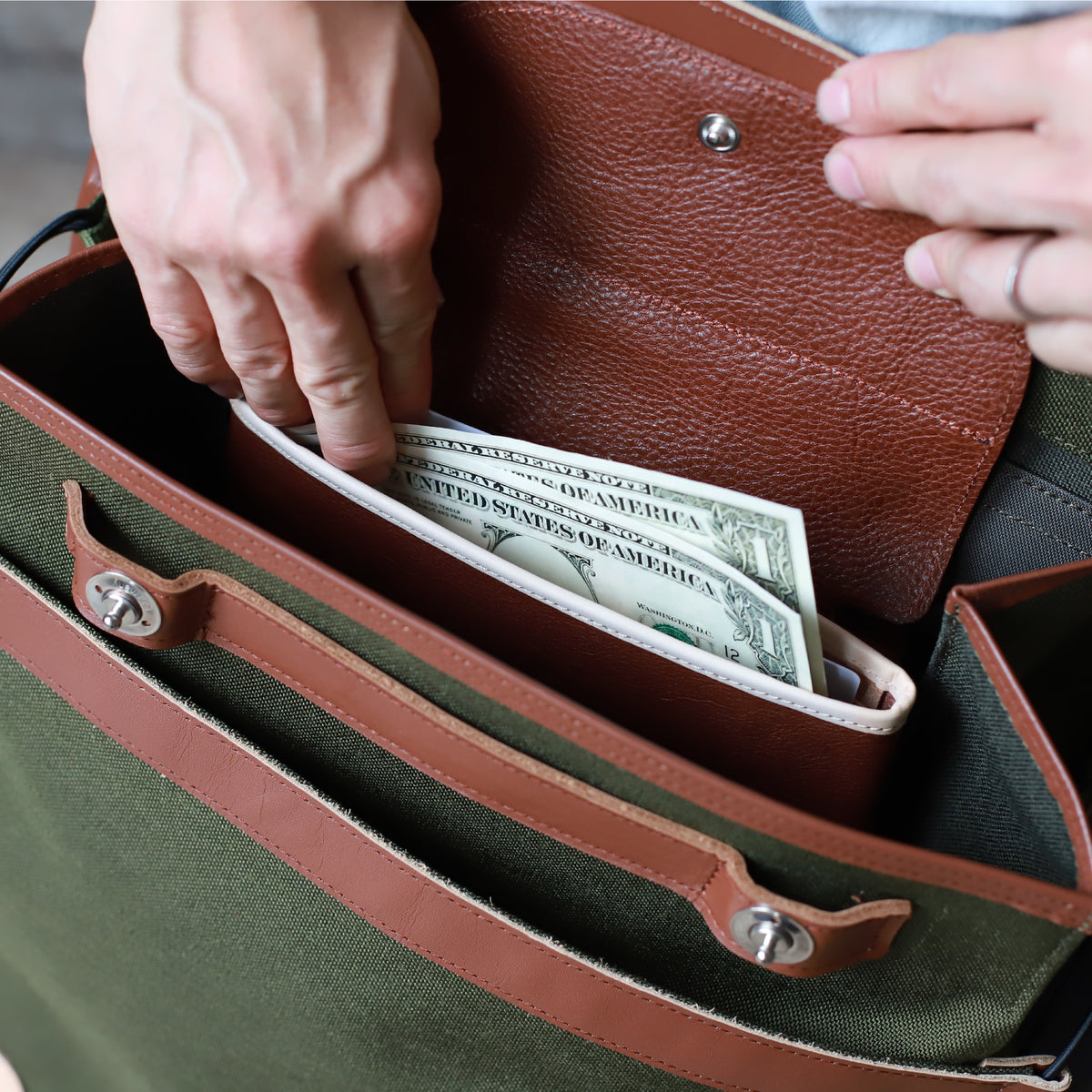 DUOリトルカーゴリュック ｜ CORDURA® 防水牛革 ヘルメットが入る ウォレット付き 使用シーン