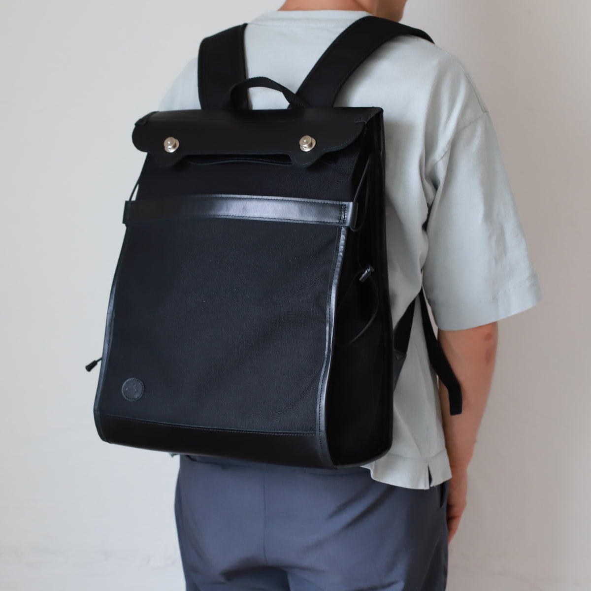 DUOリトルカーゴリュック ｜ CORDURA® 防水牛革 ヘルメットが入る ブラック 使用シーン 男性