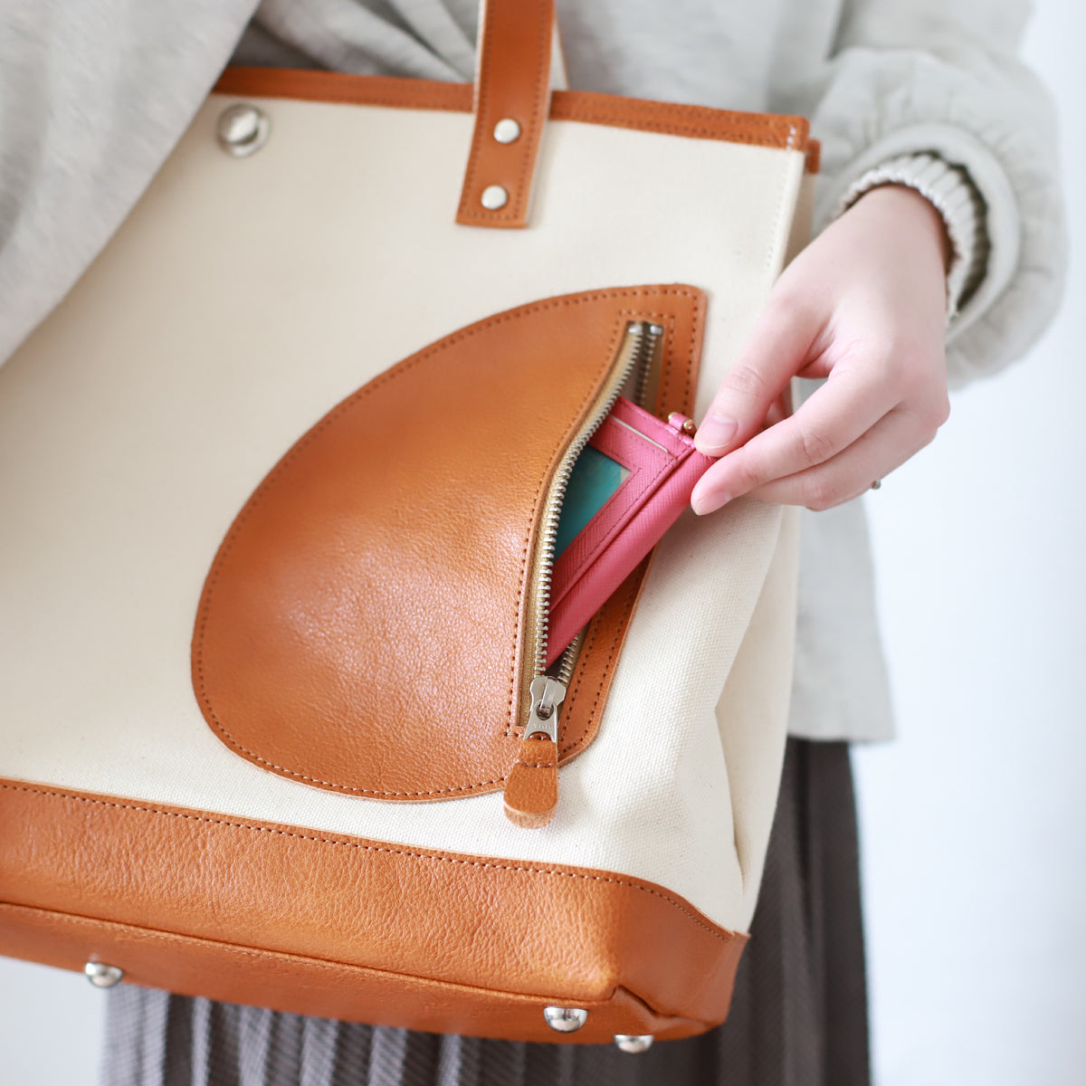 トートバッグ DUOトートver2 ｜ 帆布 牛革 Dポケット 使用イメージ