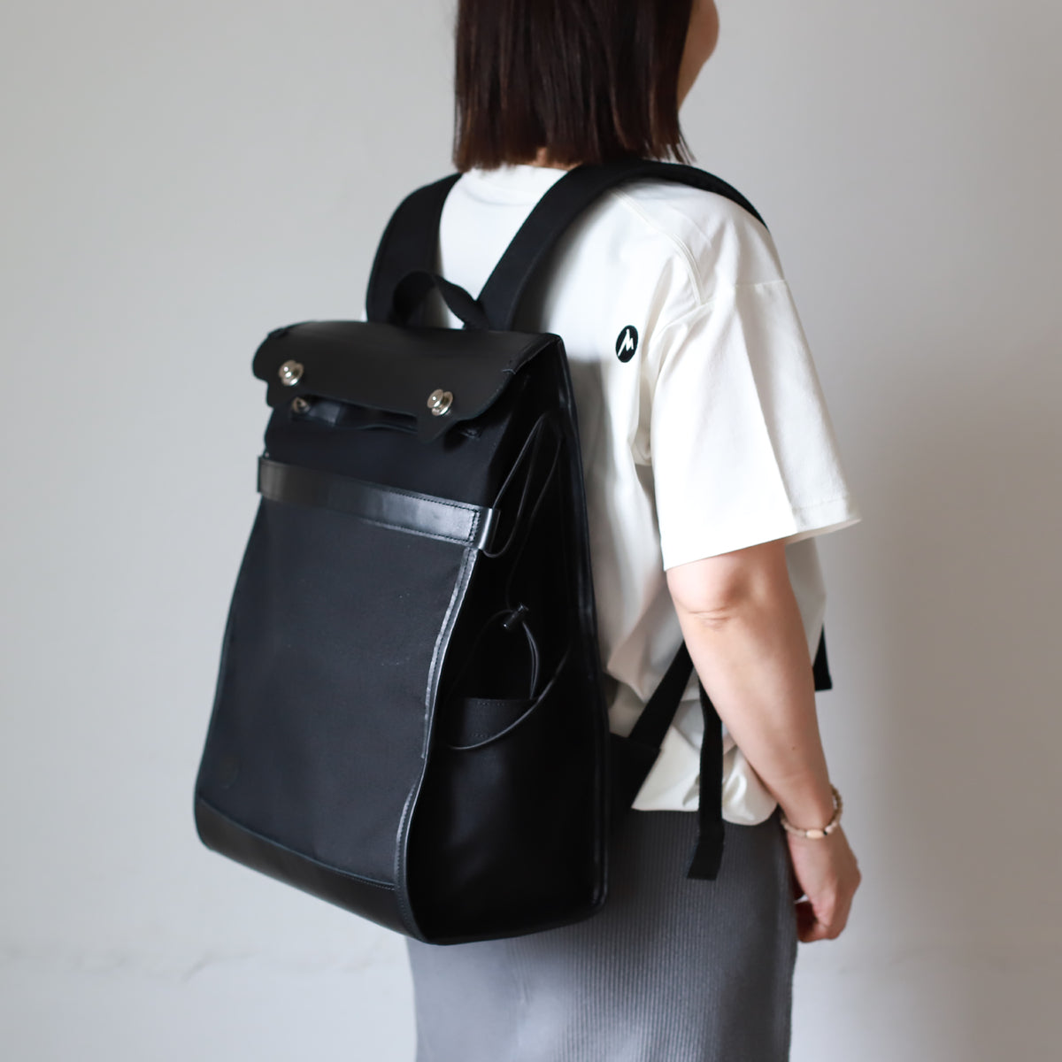 DUOリトルカーゴリュック ｜ CORDURA® 防水牛革 ヘルメットが入る ブラック 使用シーン 女性