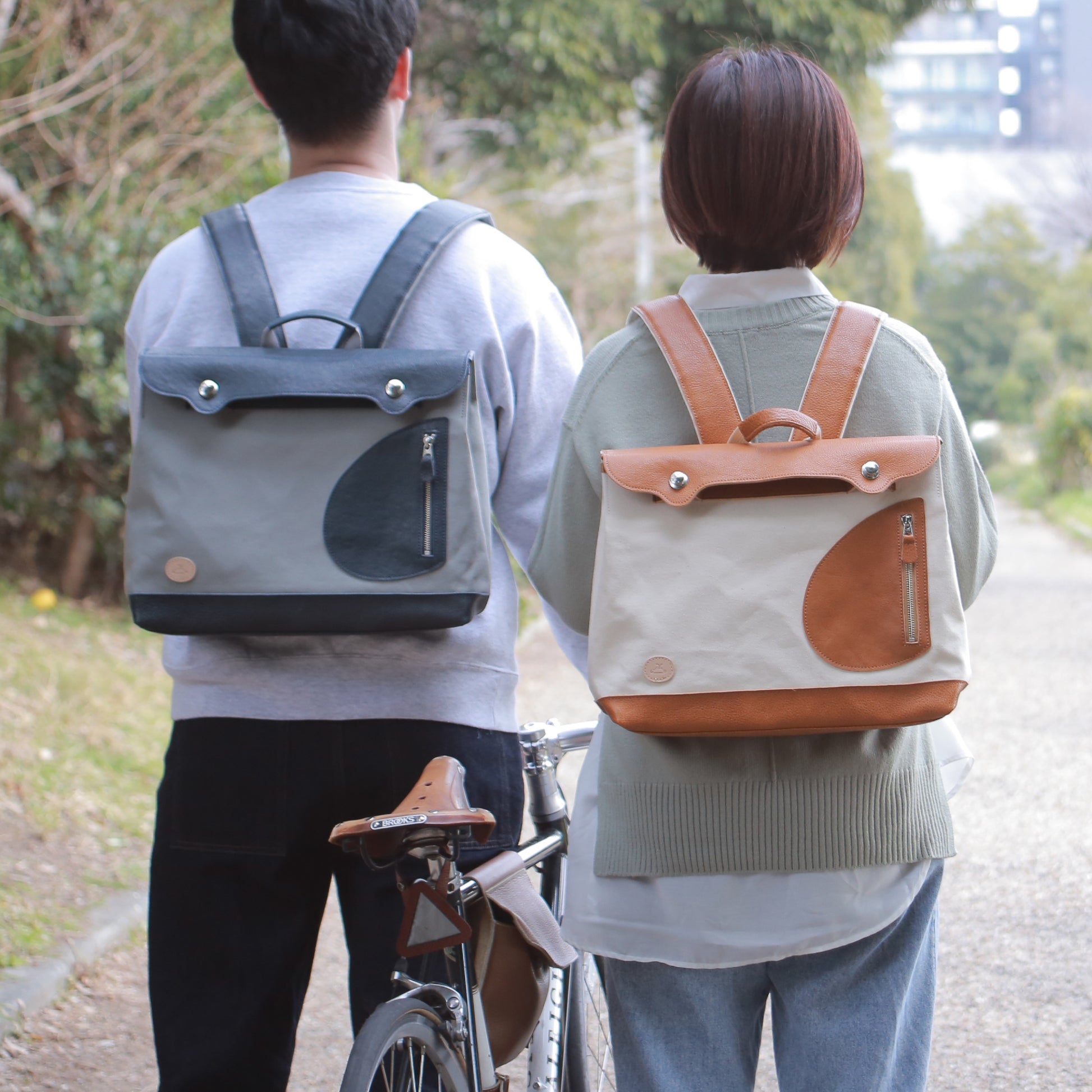 ポストマンリュック ｜ ガバッと開く リュック 横型 帆布 牛革 男女着用イメージ②