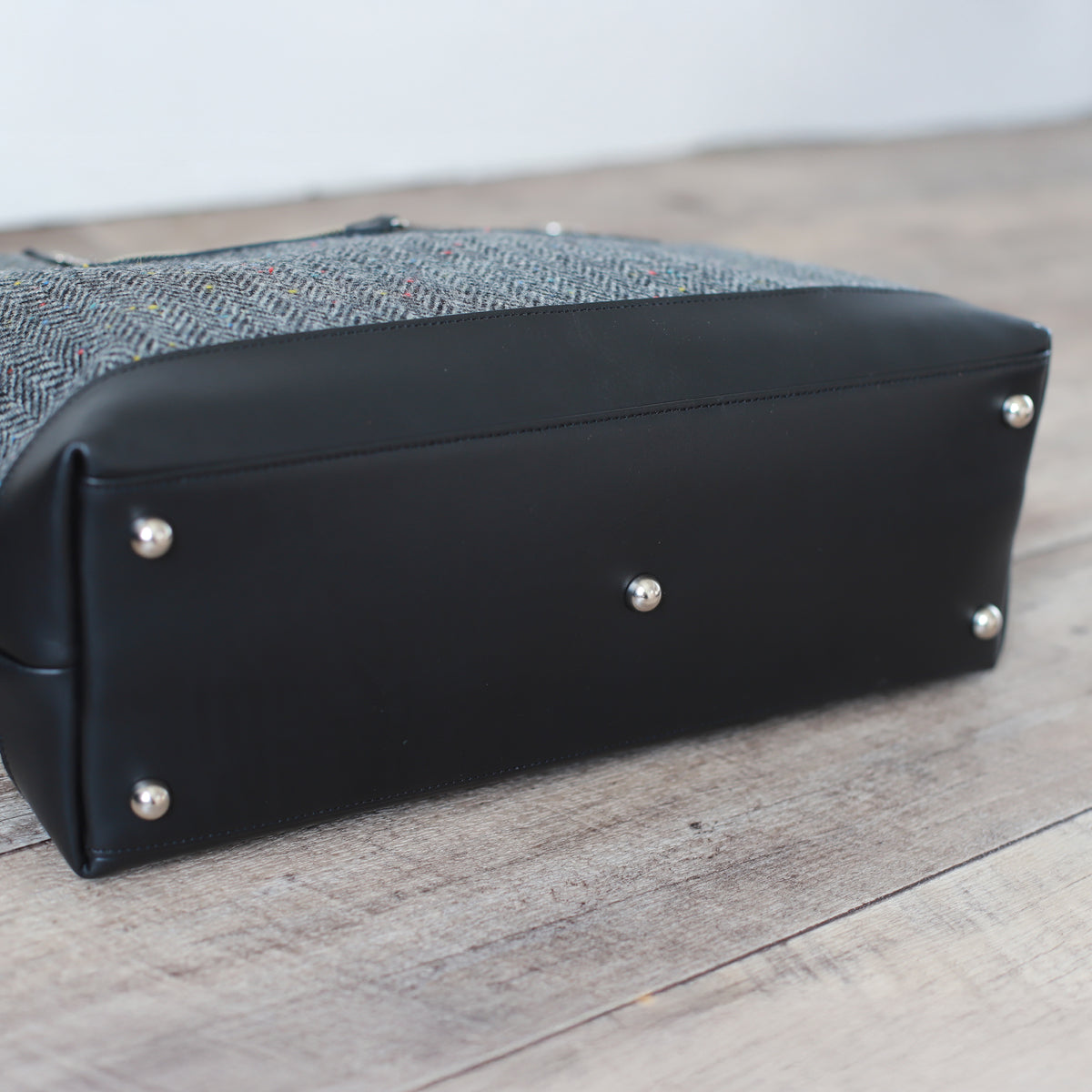 トートバッグ ｜ ハリスツイード 防水牛革 多収納 底鋲