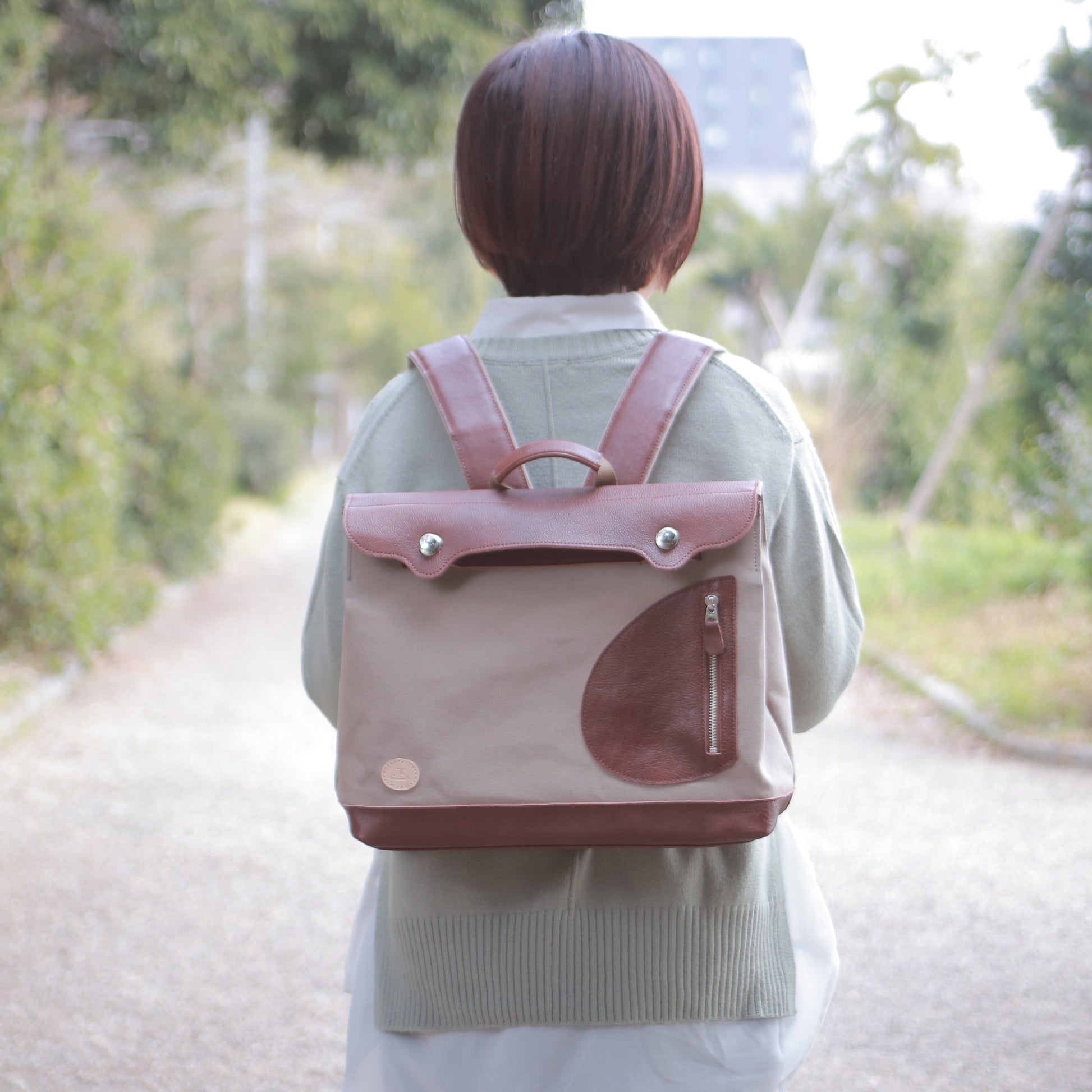 ポストマンリュック ｜ ガバッと開く リュック 横型 帆布 牛革 ブラウン×グレージュ