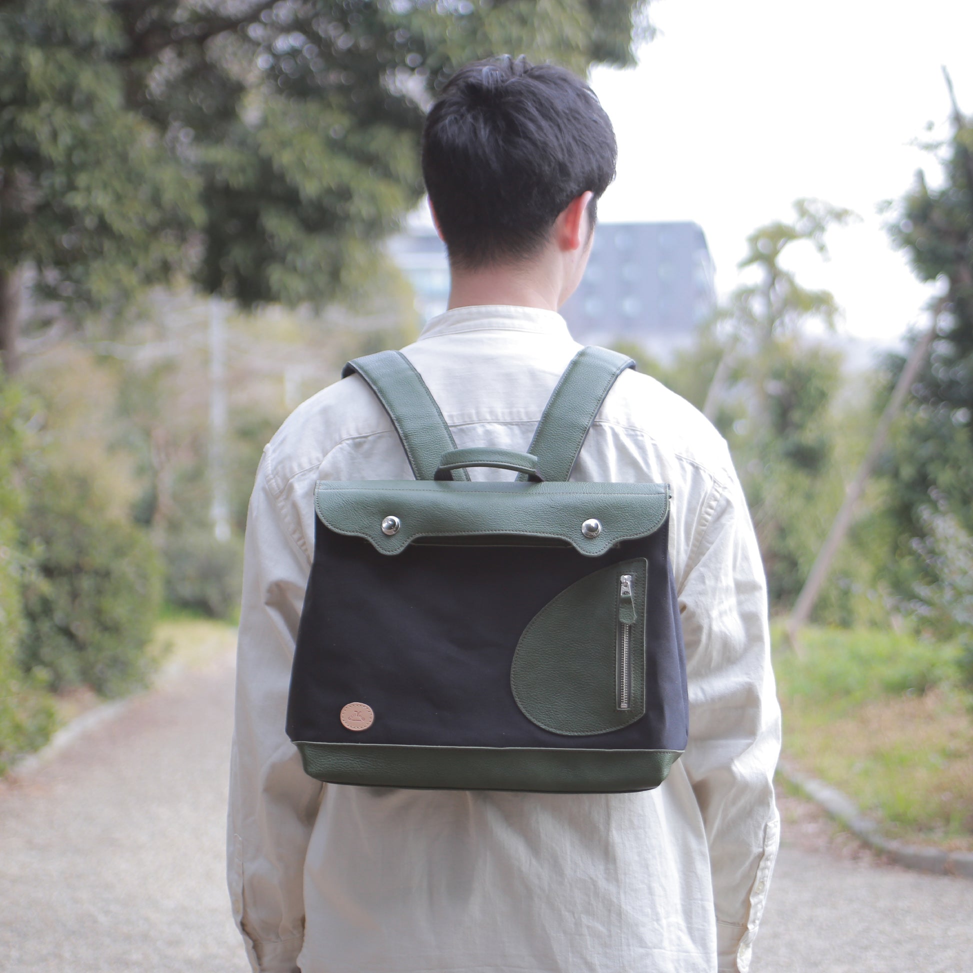 ポストマンリュック ｜ ガバッと開く リュック 横型 帆布 牛革 グリーン×ブラック 着用イメージ