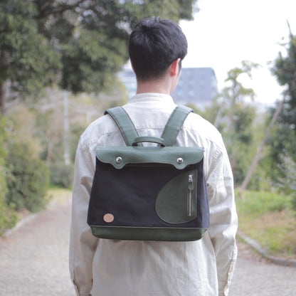 ポストマンリュック ｜ ガバッと開く リュック 横型 帆布 牛革 グリーン×ブラック 着用イメージ