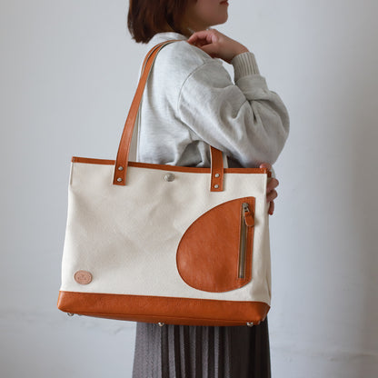 トートバッグ DUOトートver2 ｜ 帆布 牛革 キャメル×オフホワイト 使用イメージ 女性 側面