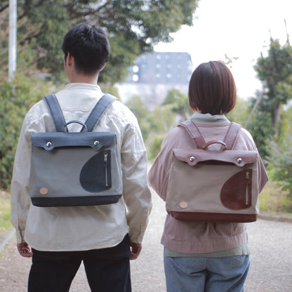 ポストマンリュック ｜ ガバッと開く リュック 横型 帆布 牛革 男女 着用イメージ